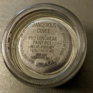 MAC Pro Longwear Paint Pot "Dangerous Curve"